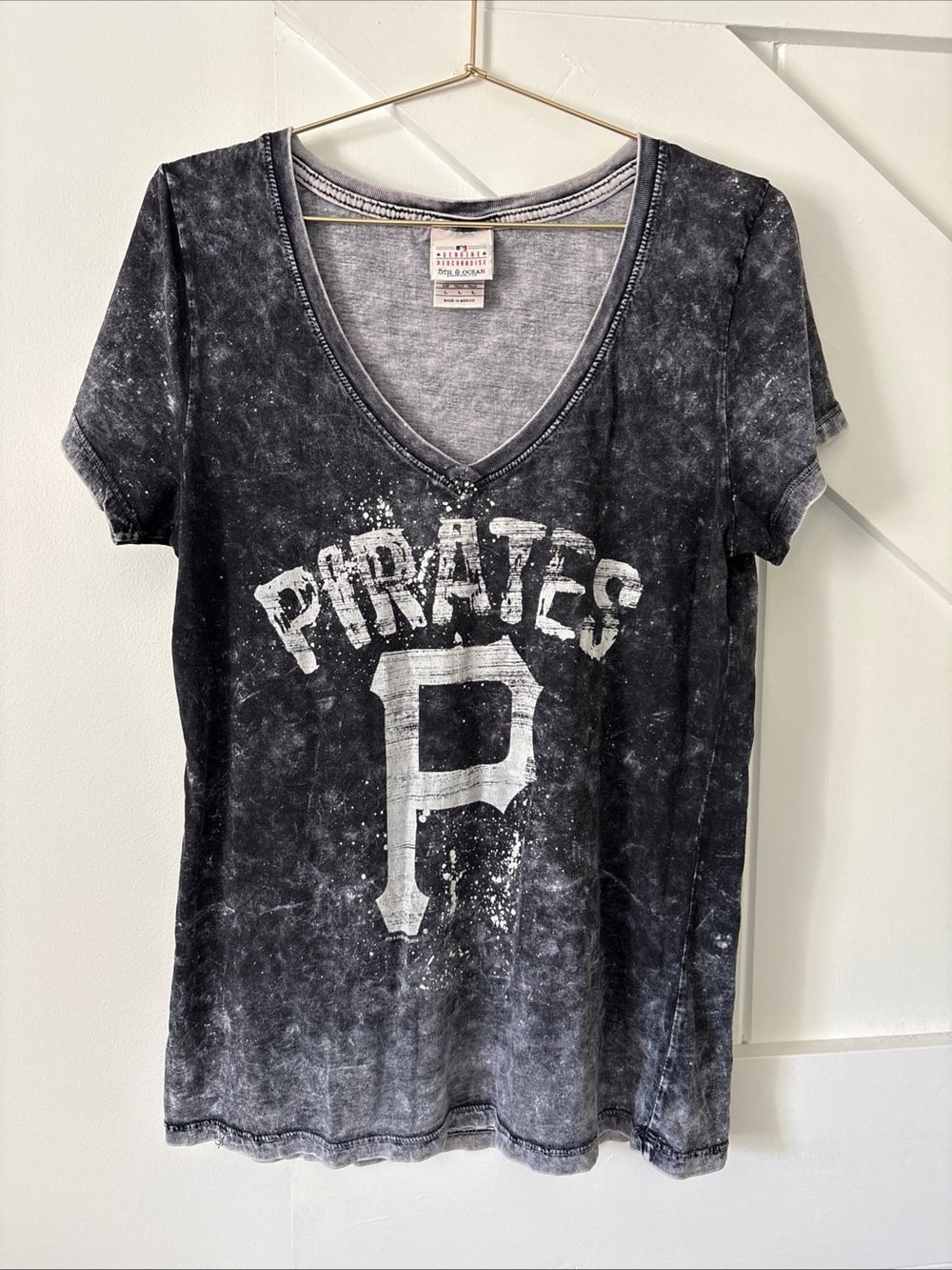 Genuine Merchandise Pittsburgh Pirates Women’s Shirt Stone Wash V-Neck Large